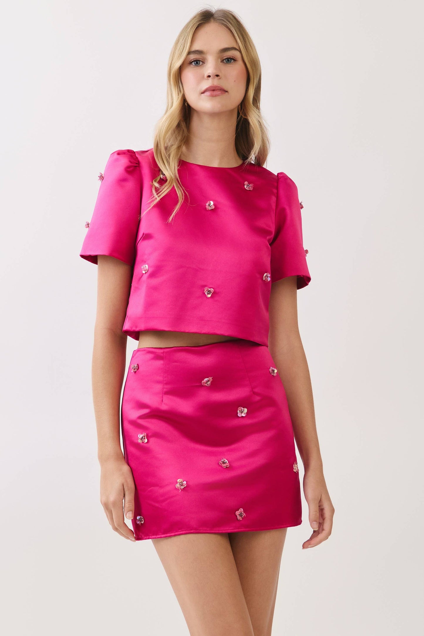 CT10024-Floral Appliqué Accent Satin Crop Top: MAGENTA / S